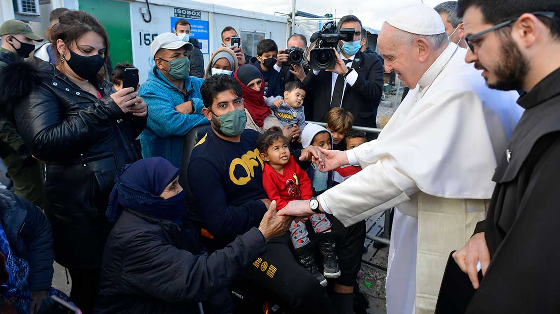 Papst Franziskus mit geflüchteten Menschen im Flüchtlingslager auf Lesbos Foto: Vatican Media (Imago)