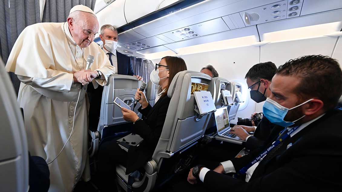 Papst im Flugzeug Foto: Vatican Media (Imago)