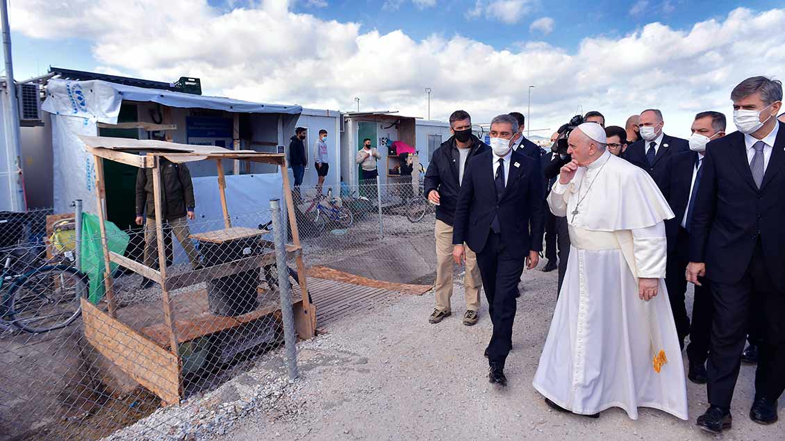 Dezember 2021: Papst Franziskus besucht erneut ein Flüchtlingslager auf der griechischen Insel Lesbos. | Foto: Stefano Spaziani (Imago)