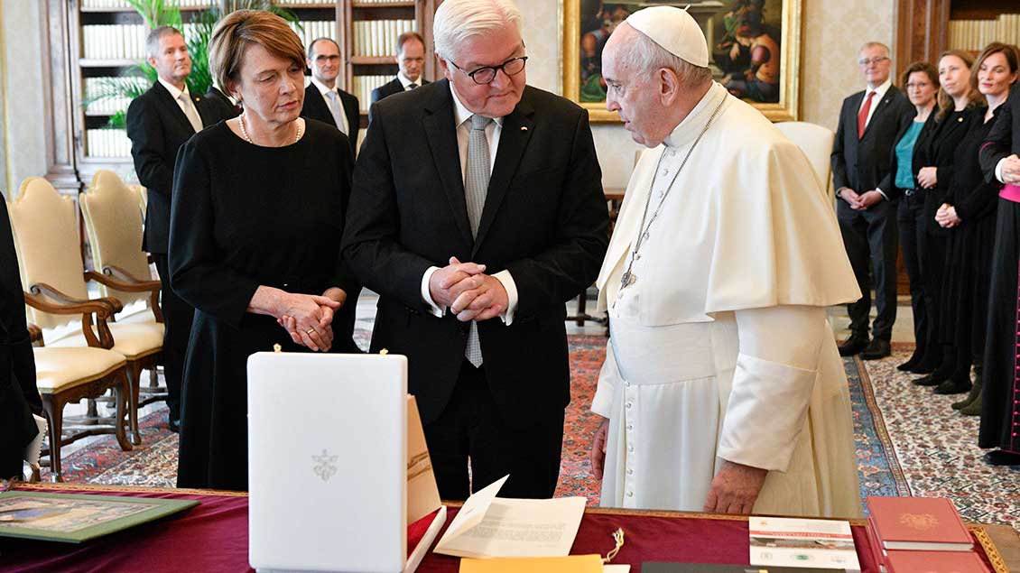 Oktober 2021: Bundespräsident Frank-Walter Steinmeier besucht begleitet von seiner Frau Elke Büdenbender Papst Franziskus im Vatikan. | Foto: Vatican Media (Imago)