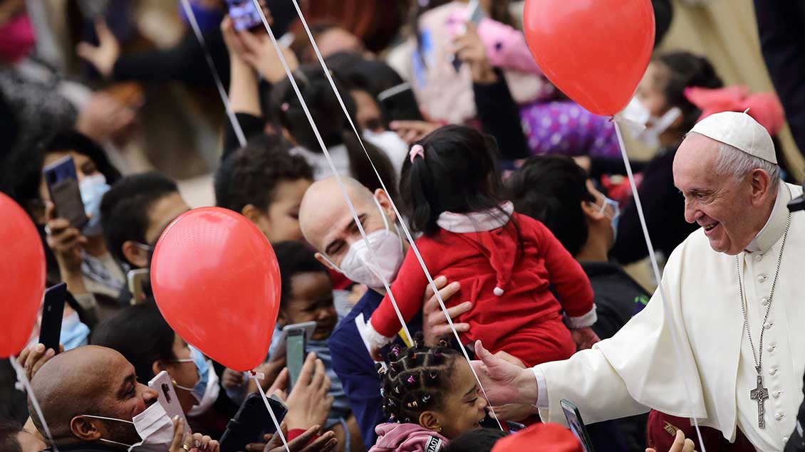 Dezember 2021: Aus Anlass seines 85. Geburtstags feiert Papst Franziskus mit Kindern in der vatikanischen Audienzhalle. | Foto: Vatican Media (Imago)