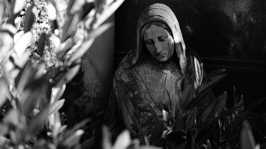 Statue auf einem Friedhof Fotos: Bernard, Bönte (5), KNA (2), Metodi Popow (Imago), Scheeben, pbm, Archiv