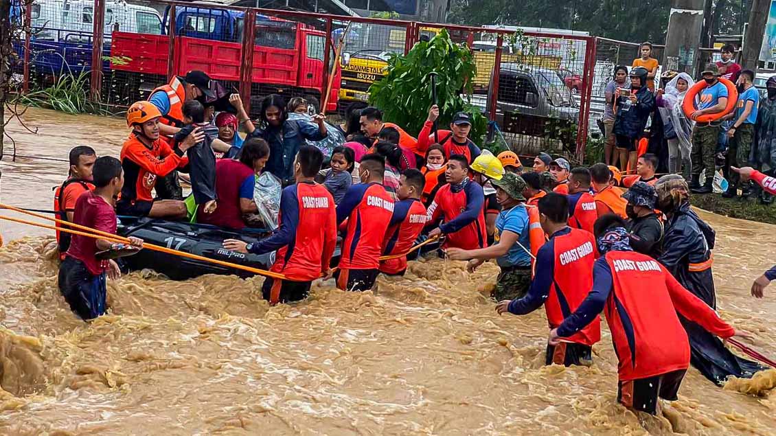 Nach einem verheerenden Taifun auf den Philippinen hat Papst Franziskus zu "konkreten Initiativen" aufgerufen, um den Betroffenen zu helfen.