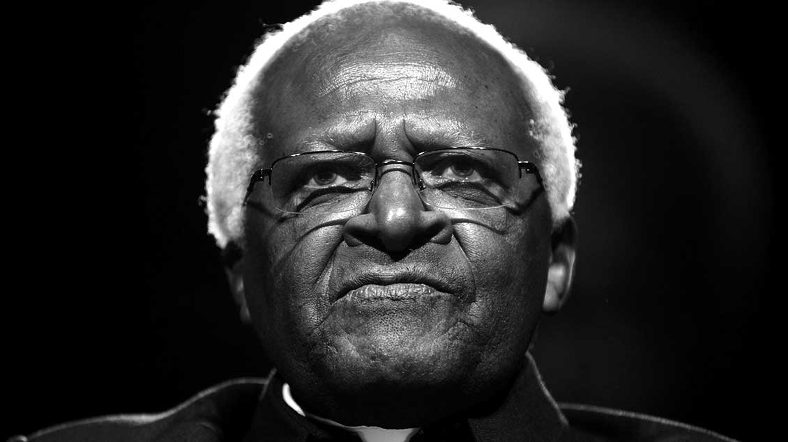 Desmond Tutu, langjähriger anglikanischer Erzbischof von Kapstadt in Südafrika, Kämpfer gegen die Rassismus und Apartheid und Friedensnobelpreisträger, starb am 26. Dezember im Alter von 90 Jahren.
