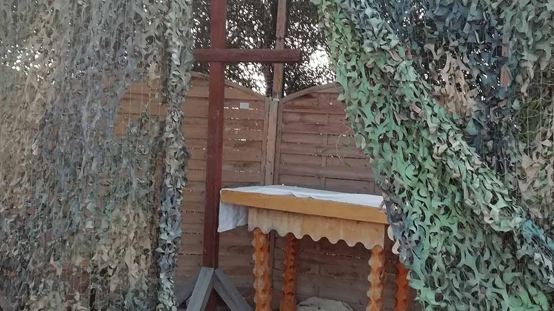 Gelagert unter einem Tarnnetz: der Altar für den Soldaten-Weihnachtsgottesdienst auf Zypern. | Foto: privat