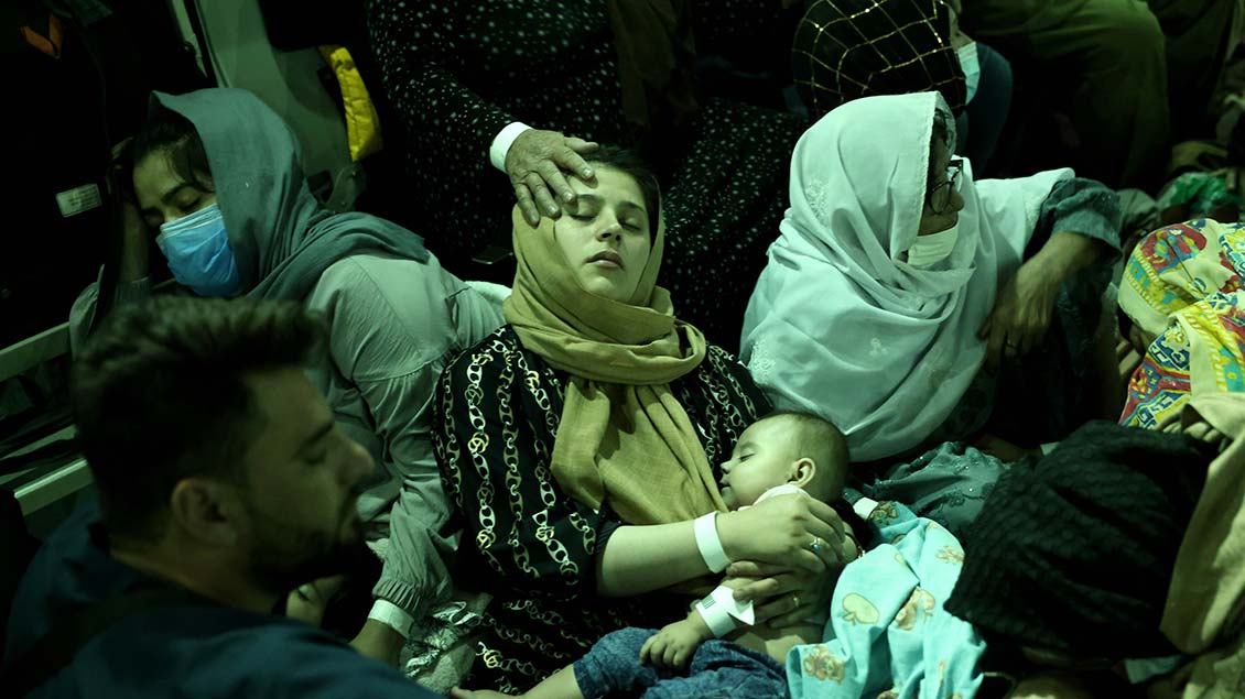 Mutter mit Baby und weitere Menschen im Flugzeug Foto: Giorgos Moutafis (BILD)