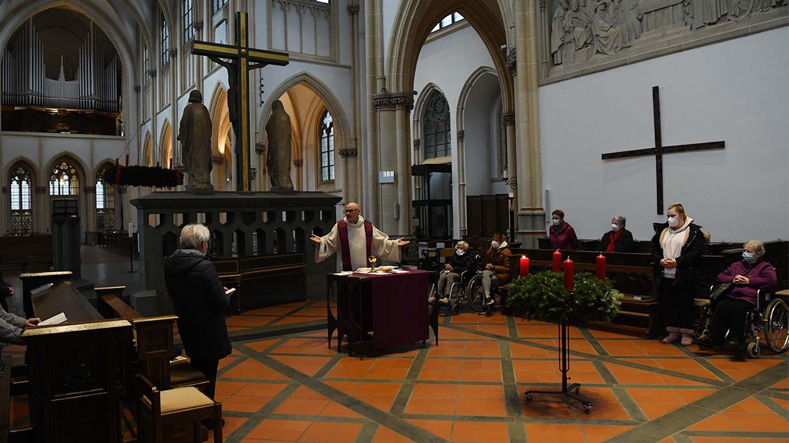 Pater Michael Baumbach spendet den Abschlusssegen. | Foto: Michael Bönte
