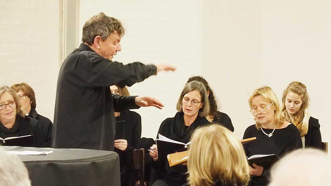 Willem Winschuh (Mitte) probt mit dem Chor. Foto: privat