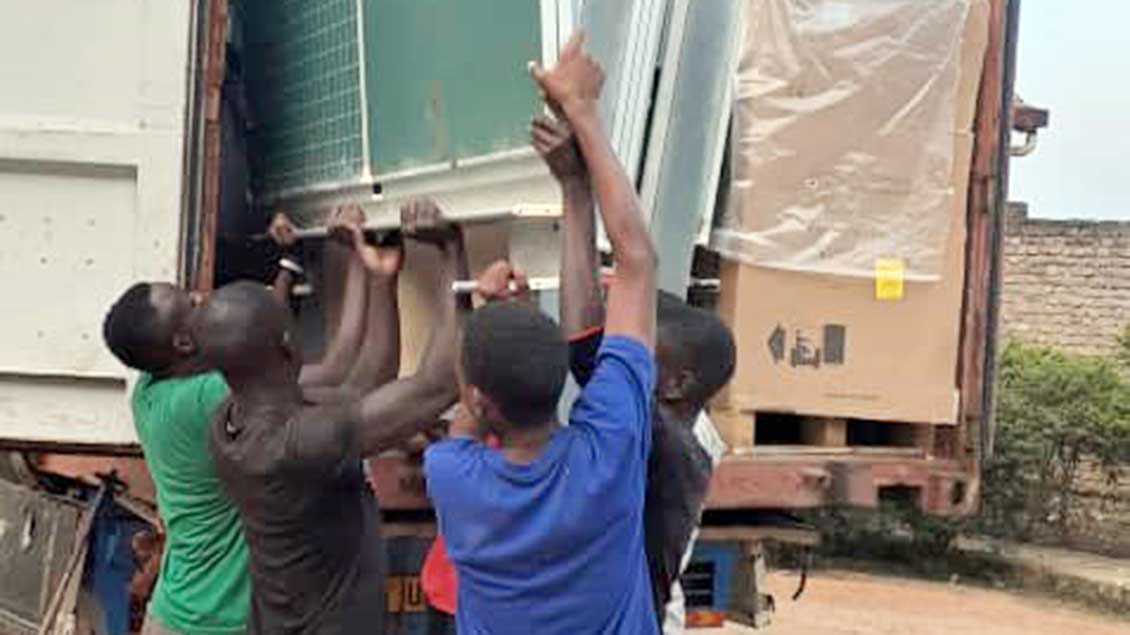 Die Schultafeln aus Rheine werden in Mbiriizi, Uganda, ausgeladen. Foto: pd