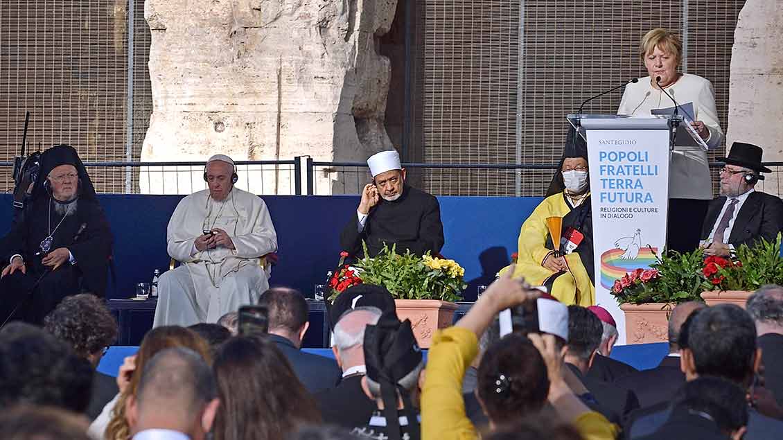 Oktober 2021: Zusammen mit Bundeskanzlerin Angela Merkel (rechts) nimmt Papst Franziskus am Weltfriedenstreffen der Gemeinschaft Sant'Egidio in Rom teil. | Foto: Stefano Spaziani (Imago)