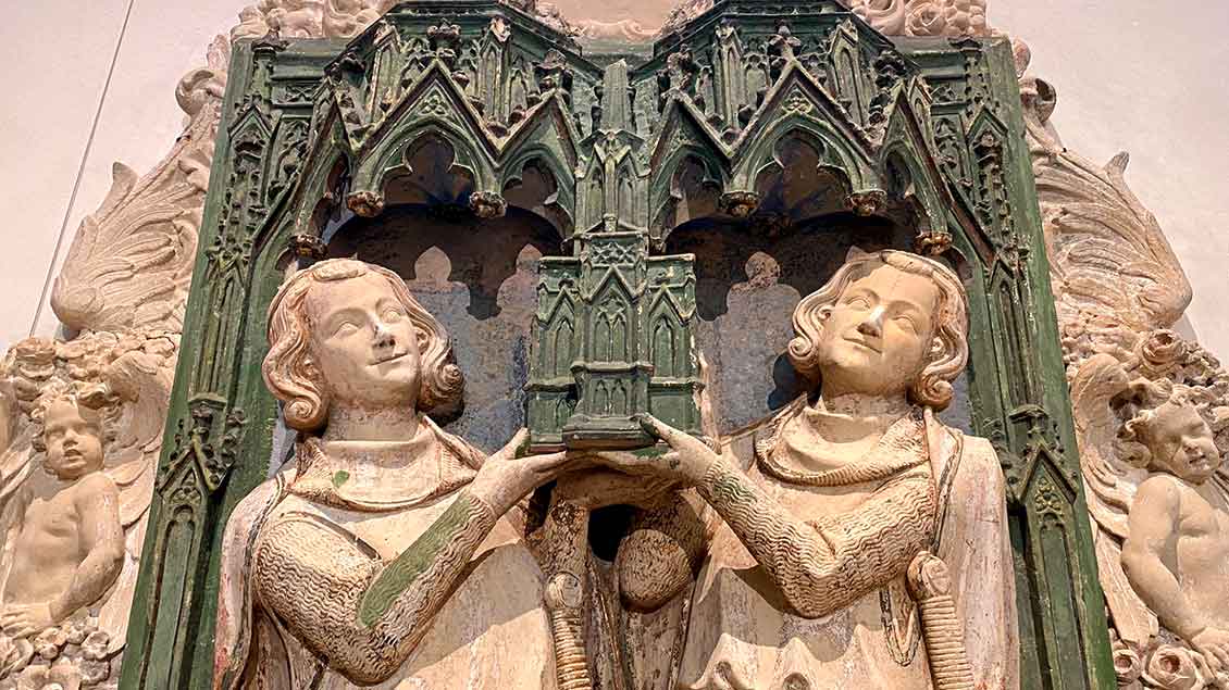 Darstellung der beiden Brüder Otto und Gottfried als jugendliche Ritter, die gemeinsam ein Kirchenmodell tragen. | Foto: Johannes Bernard