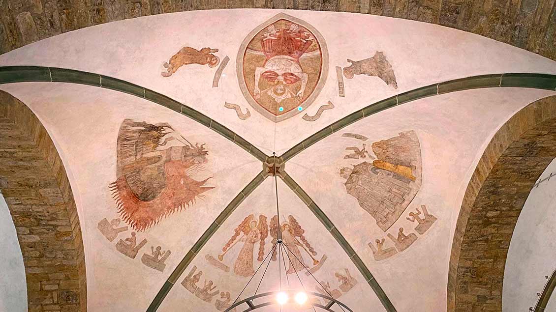 Als Motivation oder Warnung für den Beter zeigt das im 14. Jahrhundert gemalte Gewölbefresko über dem Chorgestühl den wiederkehrenden Christus und das Jüngste Gericht. | Foto: Johannes Bernard