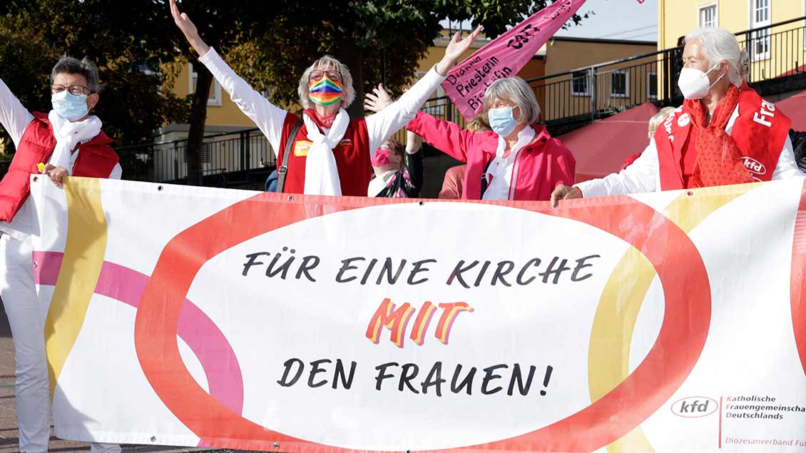 Frauen mit einem Plakat "Für eine Kirche mit den Frauen"