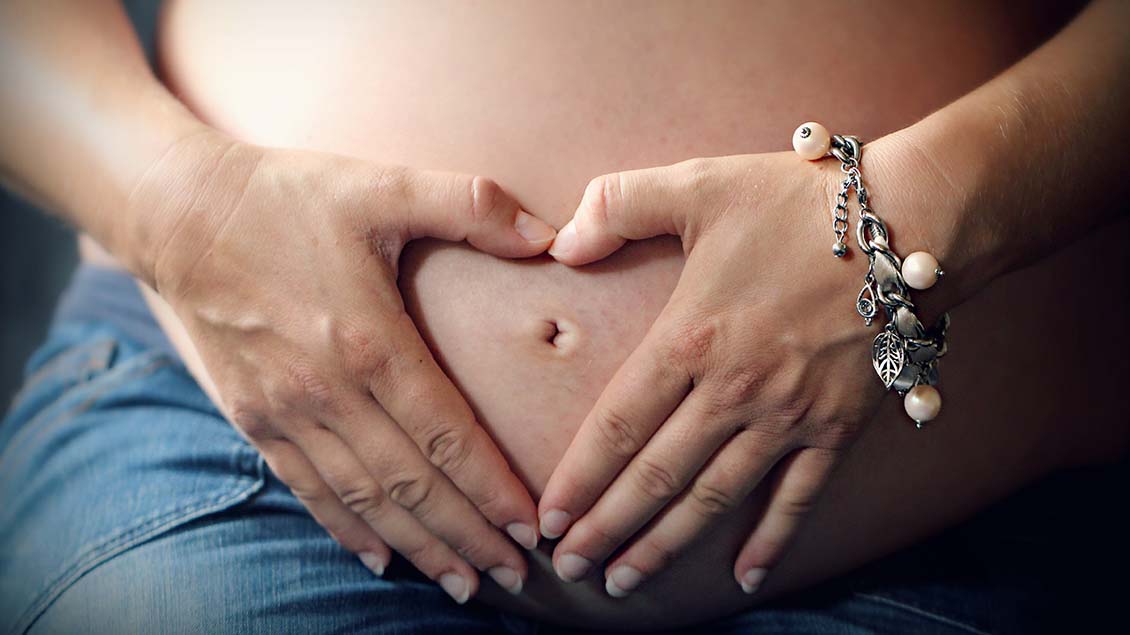 Frau deutet eine Schwangerschaft an Foto: www.helenesouza.com (pixelio.de)