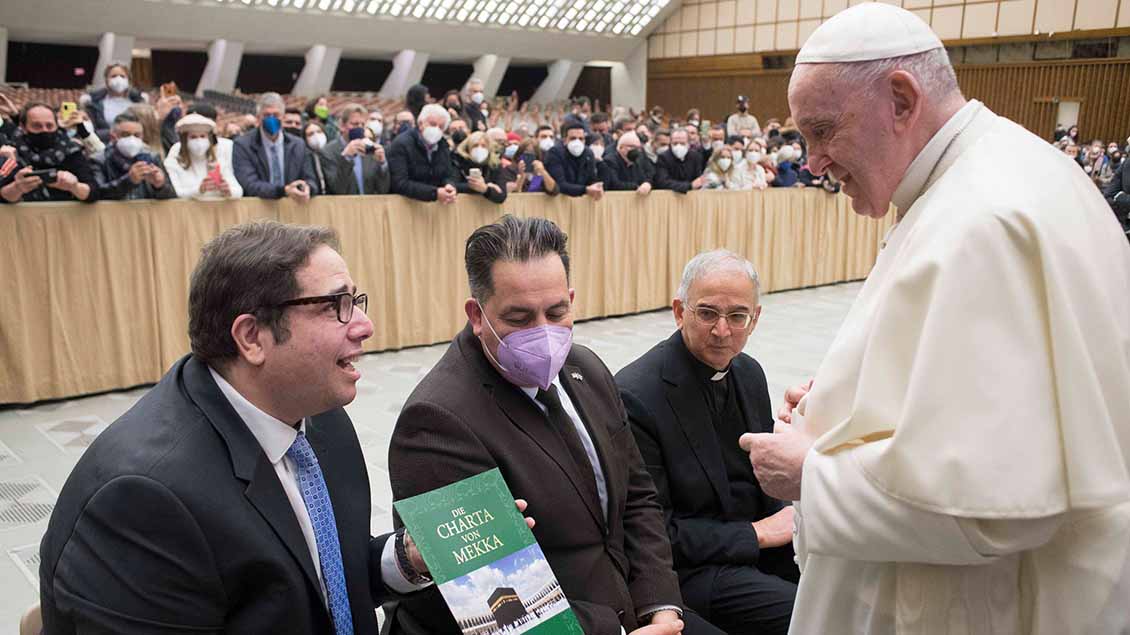 Papst Franziskus trifft Aiman Mazyek Foto: Vatican Media (imago)