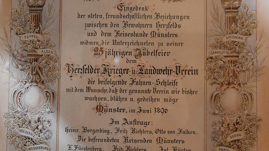Dokument aus alten Zeiten an der Wand: Eine Urkunde, die münstersche Kaufleute in Herzfeld ließen. | Foto: Michael Bönte