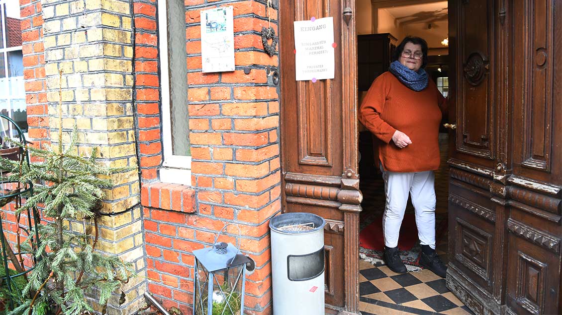 Immer noch gastfreundlich: Maria Orthues am Eingang des alten Gasthofs. | Foto: Michael Bönte