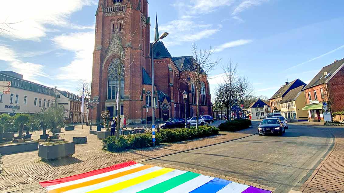 Regenbogenfarben vor der Kirche in Rhede