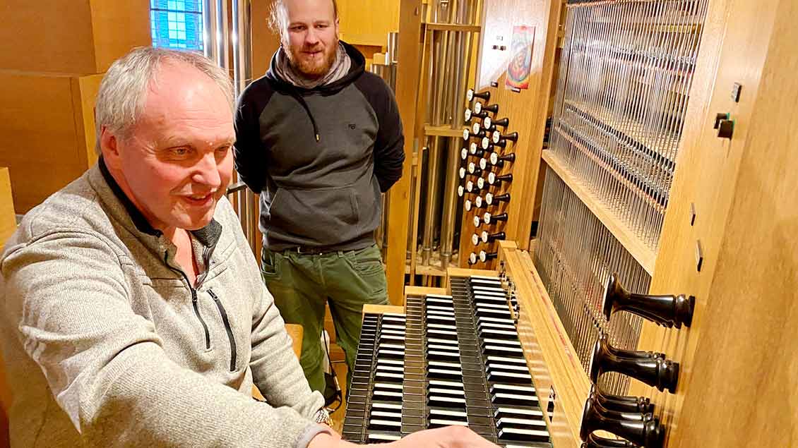 Orgelbaumeister Bernhard Althaus zieht die Register an der Orgel von St. Peter in Recklinghausen.  Foto: Johannes Bernard