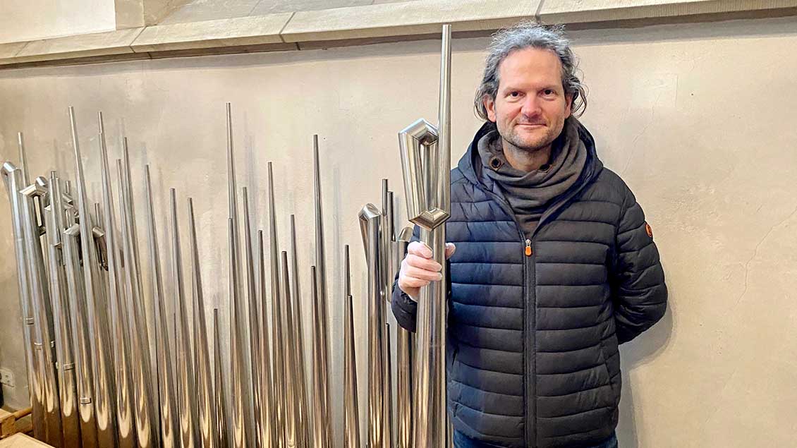 Kirchenmusiker Thorsten Maus zeigt einige gereinigte Pfeifen. Diese dürfen nur mit Handschuhen angefasst werden. | Foto: Johannes Bernard