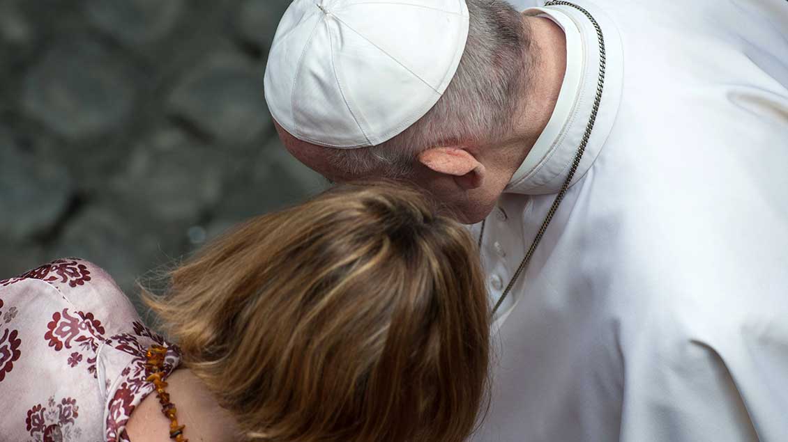 Papst hört zu Foto: Massimiliano Migliorato (Catholic Press Photo / Imago)