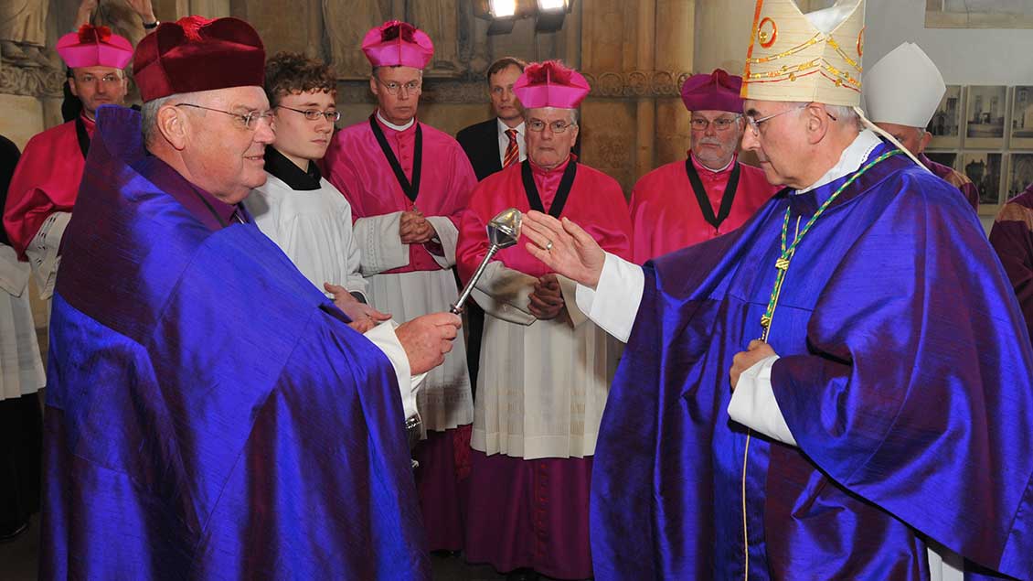 Als Hausherr des Paulusdoms empfängt Dompropst Josef Alfers (links) 2009 Felix Genn zu dessen Einführung als Bischof von Münster im Paradies der Kathedrale. | Foto: Joachim Busch (pbm)
