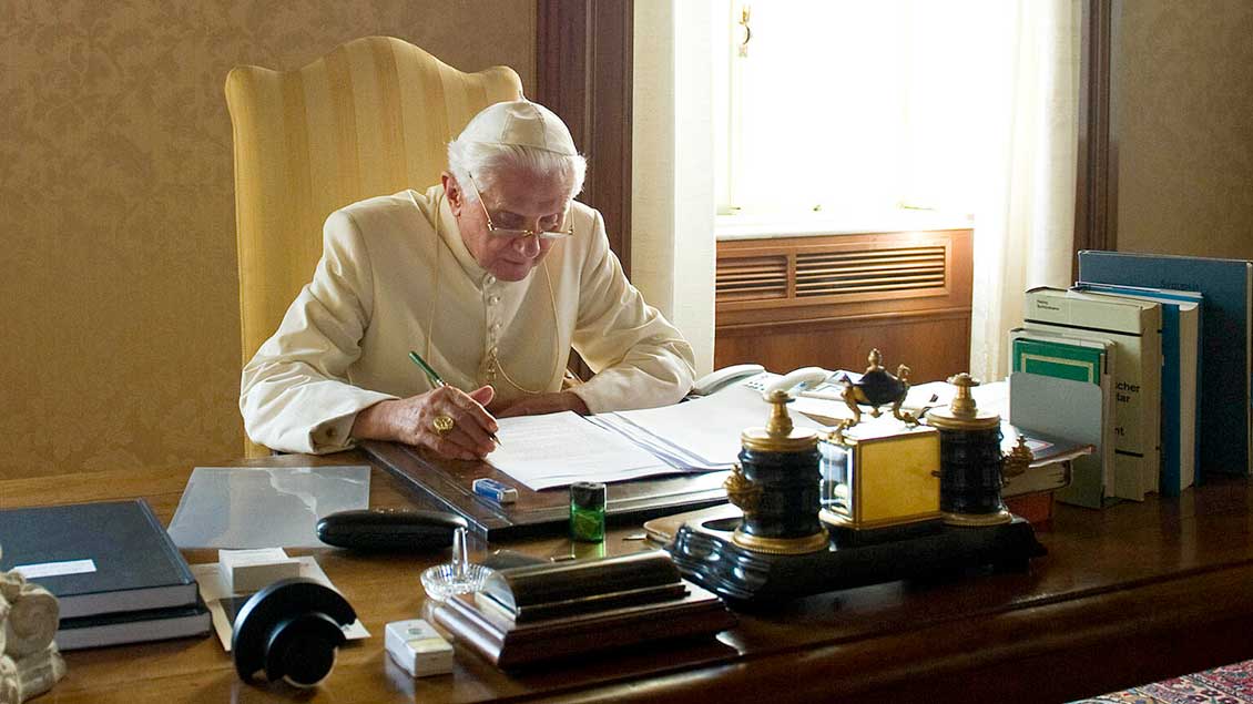 Archiv-Bild von Benedikt XVI. am Schreibtisch Archiv-Foto: Osservatore Romano (KNA)