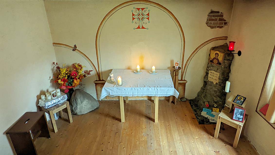 In einem Raum ihrer Einsiedelei hat sich die Eremitin die Klausenkapelle „St. Anna“ eingerichtet. | Foto: Michael Rottmann