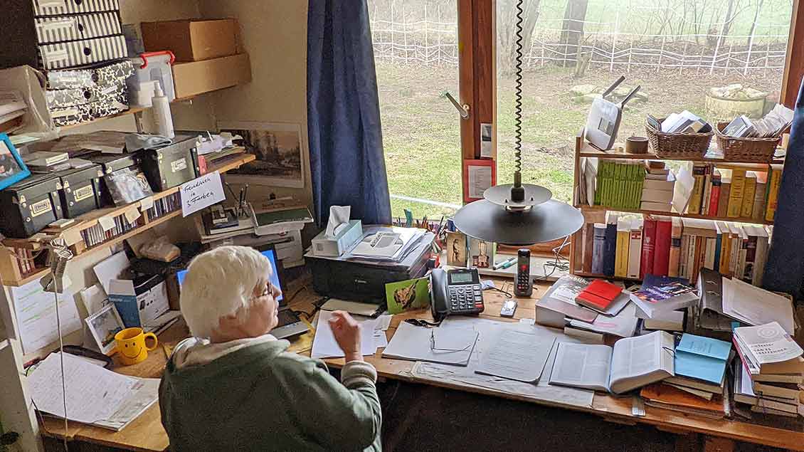 Maria Anna Leenen an ihrem Schreibtisch. | Foto: Michael Rottmann