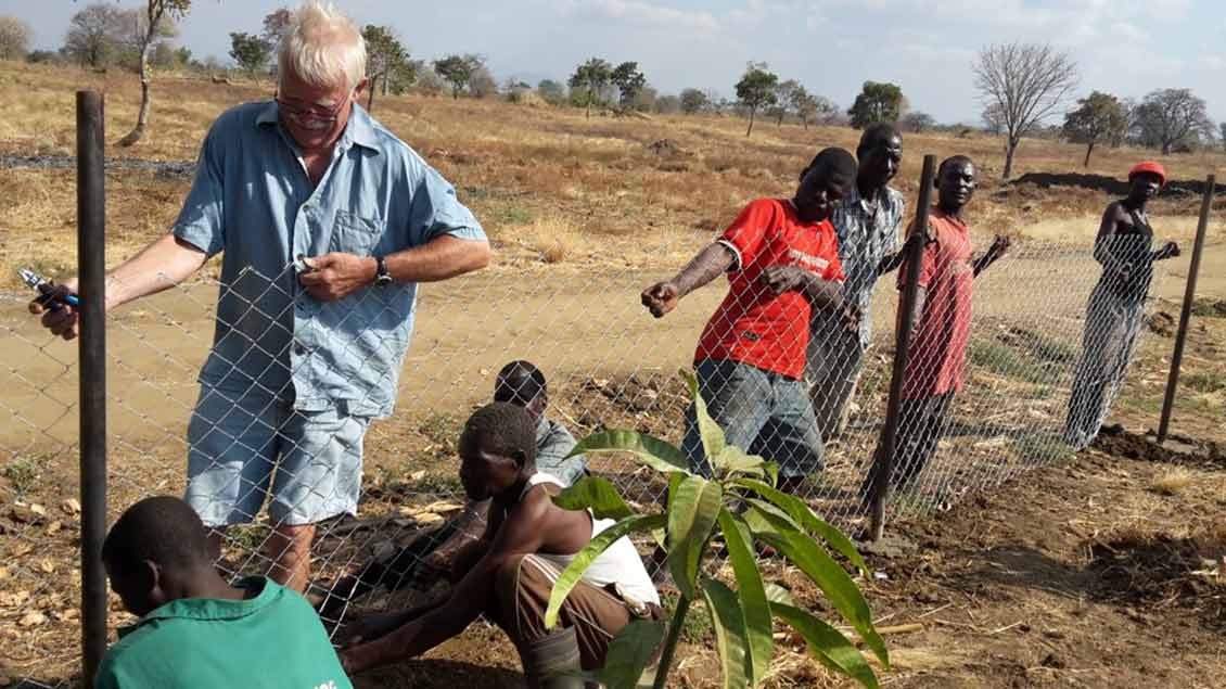 Aufstellen eines Zaunes in Malawi Foto: Privat