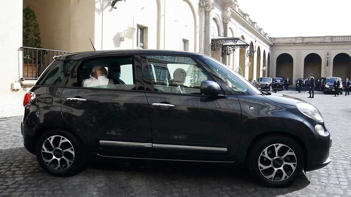 Papst Franziskus im Auto Archiv-Foto: Evandro Inetti (ZUMA Wire / Imago)