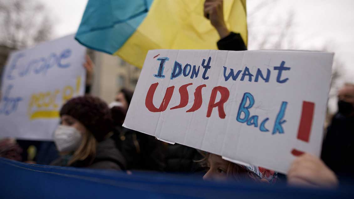 Ukrainische Demonstranten vor der russischen Botschaft in Berlin