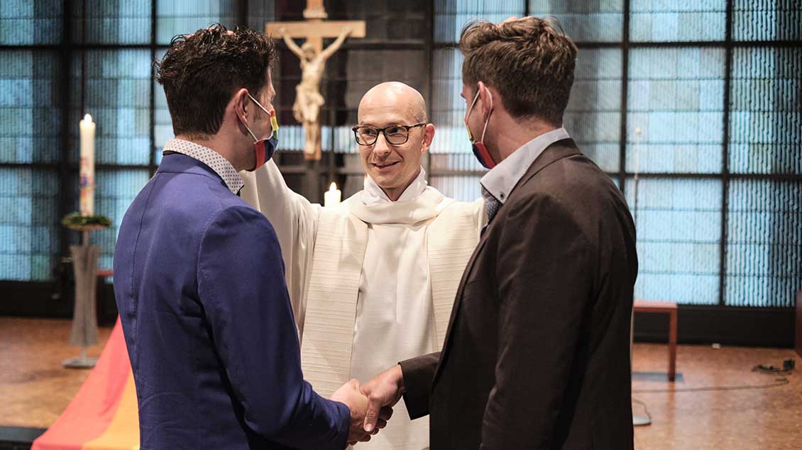 Priester segnet schwules Paar
