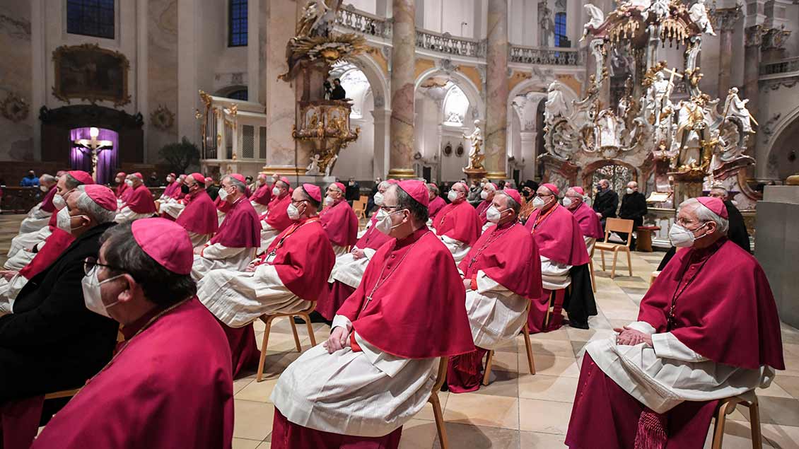 Bischöfe beim Gottesdienst  Foto: Julia Steinbrecht (KNA)