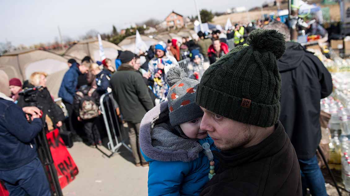 Flüchtlinge an der polnisch-ukrainischen Grenze Foto: Attila Husejnow (ZUMA Wire/imago)