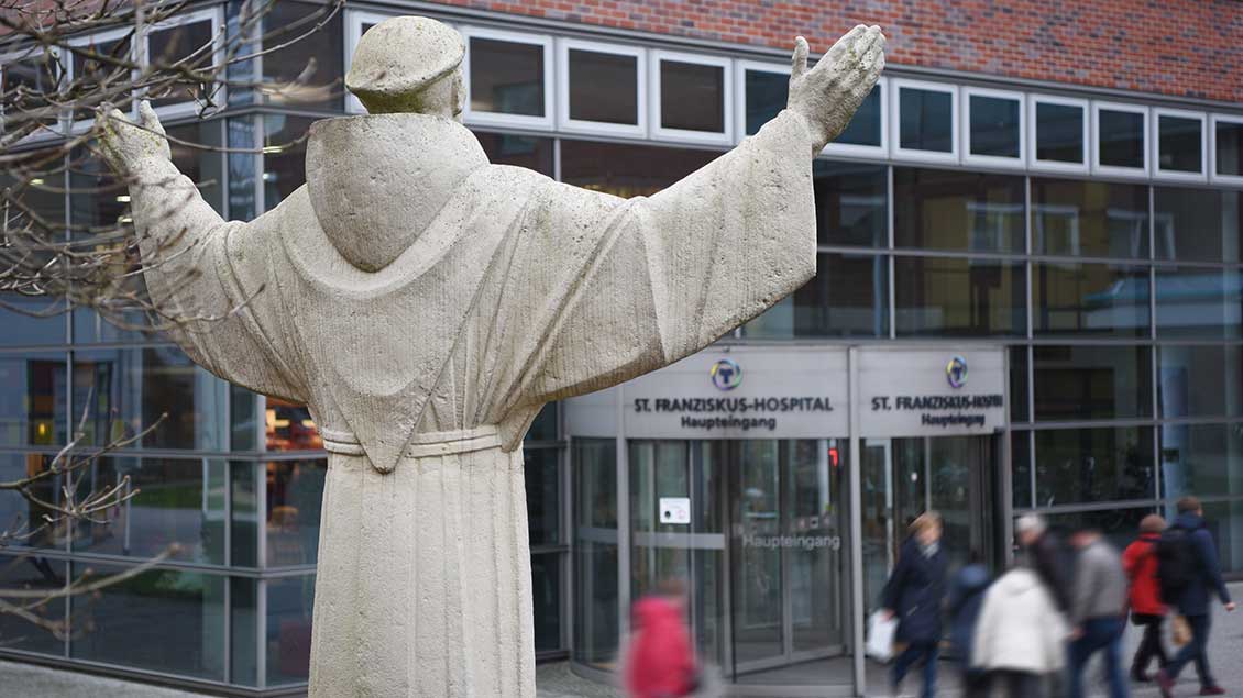 Franziskus-Statue vor Franziskus-Hospital in Münster Foto: Michael Bönte