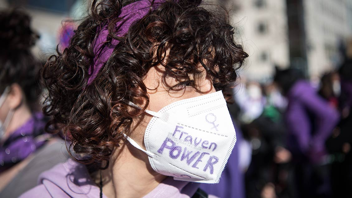 Frau mit beschrifteter FFP2-Maske: Frauenpower Foto: Bildgehege (Imago)