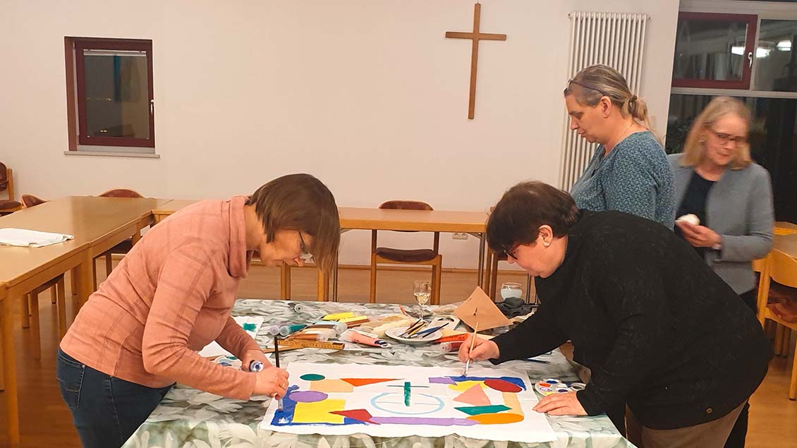 Mitglieder des Westersteder Pfarreirats bei der Gestaltung ihres Bildes. | Foto: privat