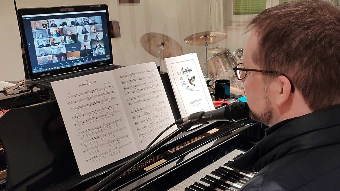Gabriel Isenberg bei einer Online-Chorprobe