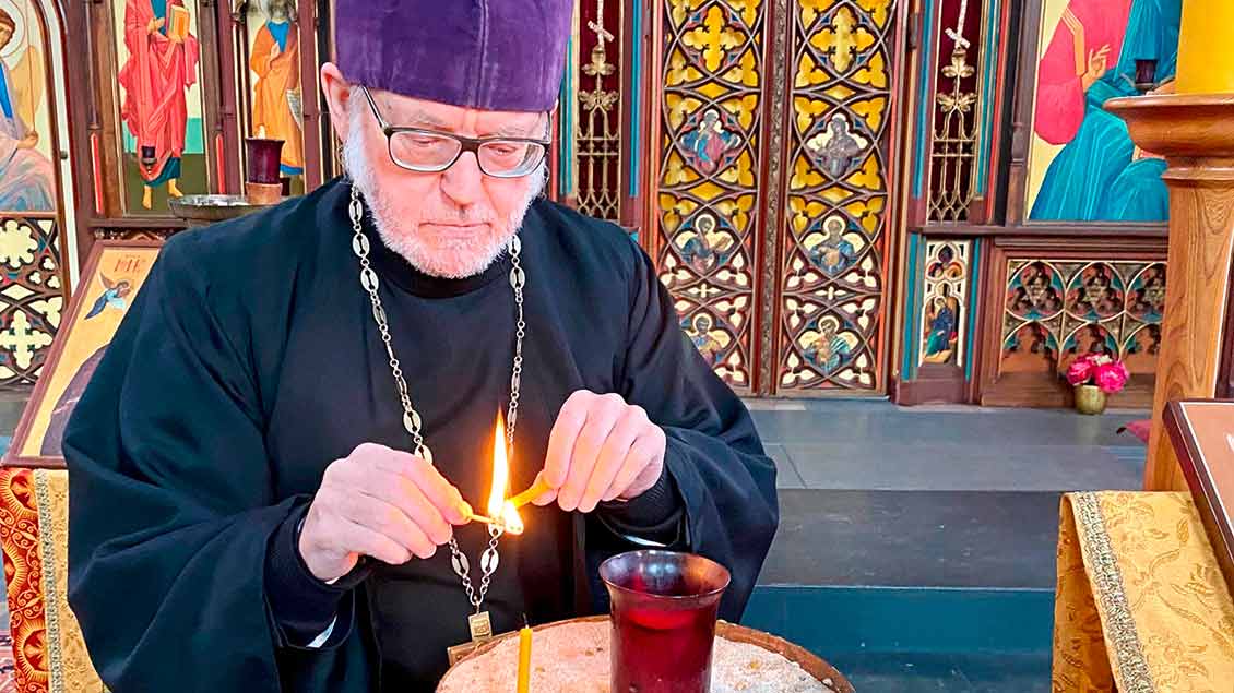 Pfarrer Heinrich Michael Knechten beim Entzünden von Kerzen in der Kirche der „Russischen Gemeinde der heiligen Boris und Gleb“