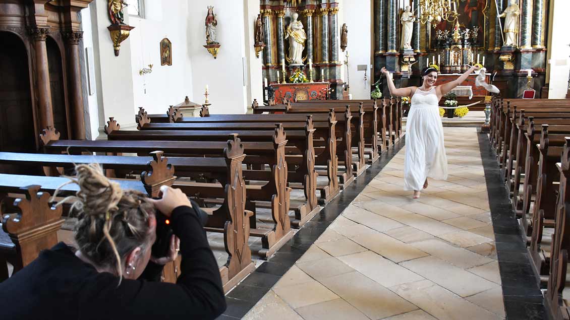 Fotoshooting in der Barockkirche Zwillbrock Foto: Christian Bödding (Caritasverband)