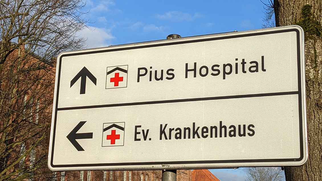 Richtungsschild zum Pius-Hospital und zum Evangelischen Krankenhaus Oldenburg