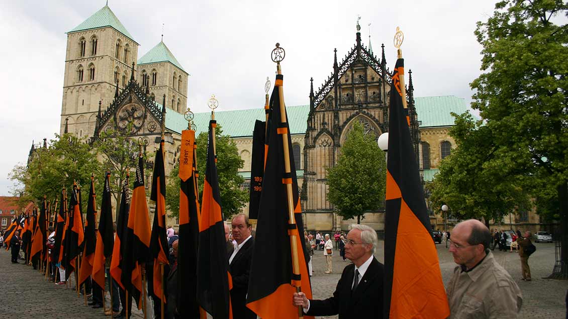Kolpingflaggen Archivfoto: Jens Joest
