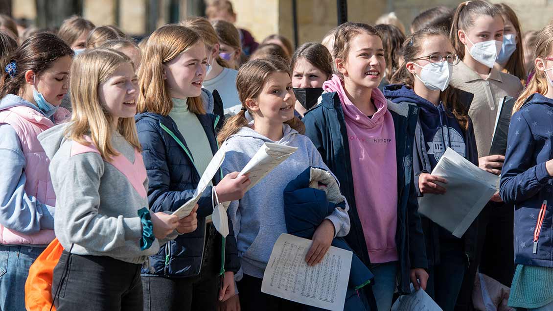 Schülerinnen beim Empfang vor dem Dom. | Foto: Ann-Christin Ladermann (pbm)