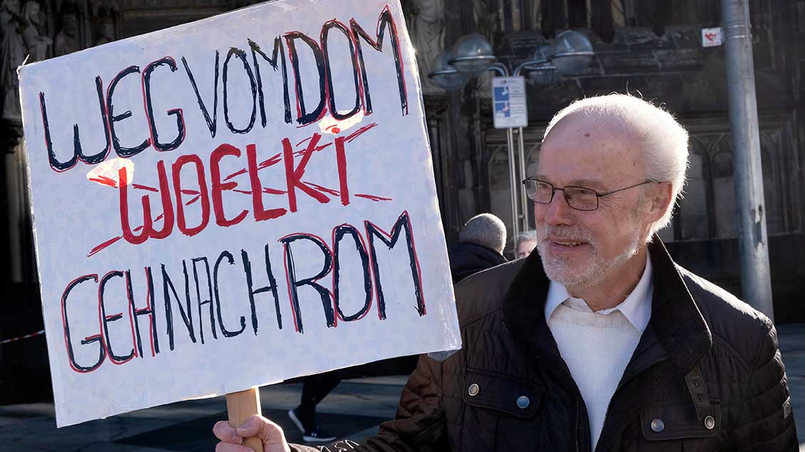 Demo gegen Woelki Foto: Guido Schiefer (epd)