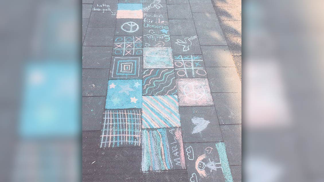 Eine originelle Straßenmalerei hat die zehnjährige Emilia Isabella Furno auf einen Gehweg in Duisburg-Homberg gezeichnet. Die Eheleute Birgit und Wilfried J. Funke haben das Kunstwerk fotografiert. | Foto: privat