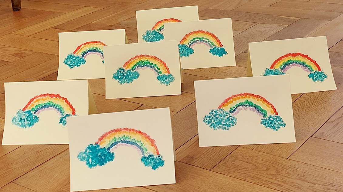 Regenbogen-Karten als Zeichen für Frieden von Luise (7 Jahre) und Anna (6 Jahre). | Foto: privat