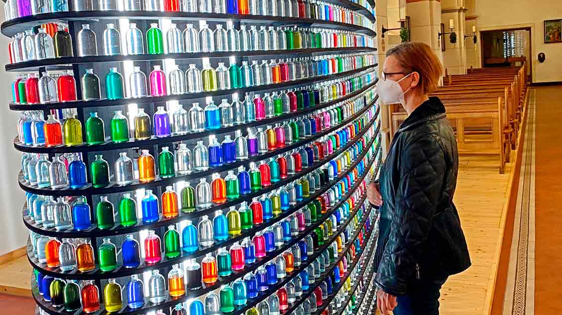 Jeder Besucher kann und soll aktiv die Flaschen mit Farbe befüllen. Dadurch entsteht eine bunte Vielfalt, ein Symbol für die menschliche Diversität. | Foto: Johannes Bernard
