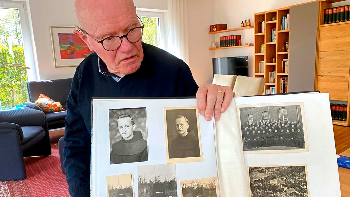 Hermann Schmitz zeigt Bilder seines Onkels Elpidius Markötter Foto: Johannes Bernard