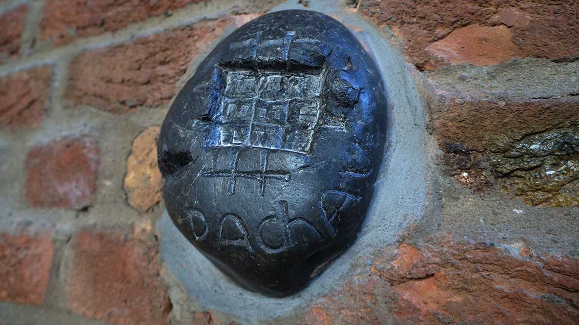 Friedens-Mahner: Einer der Salbsteine in der Abteikirche Königsmünster stammt aus Dachau. | Foto: pd